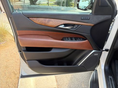 Used 2020 Cadillac Escalade Premium Luxury RWD image 21