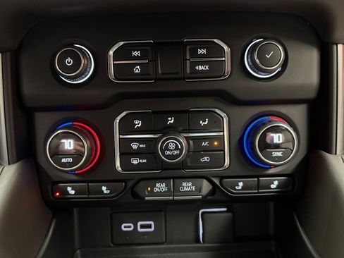 Used 2024 Chevrolet Suburban Z71 w/ Luxury Package image 19