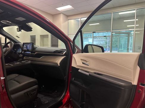 Certified 2025 Toyota Sienna Platinum image 29