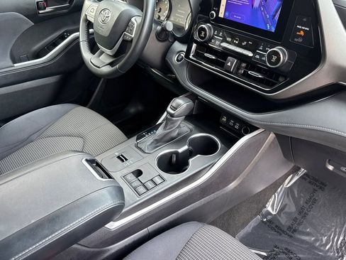 Used 2025 Toyota Highlander LE image 17