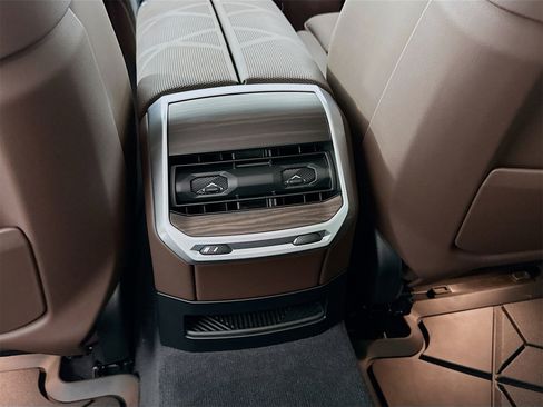 Used 2025 BMW 760i xDrive w/ Executive Package image 27