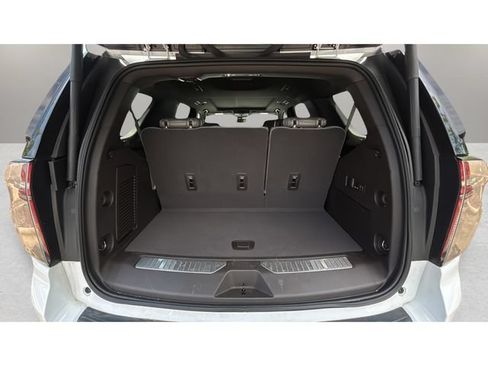 Used 2023 Chevrolet Tahoe Z71 w/ Luxury Package AWD/4WD image 32