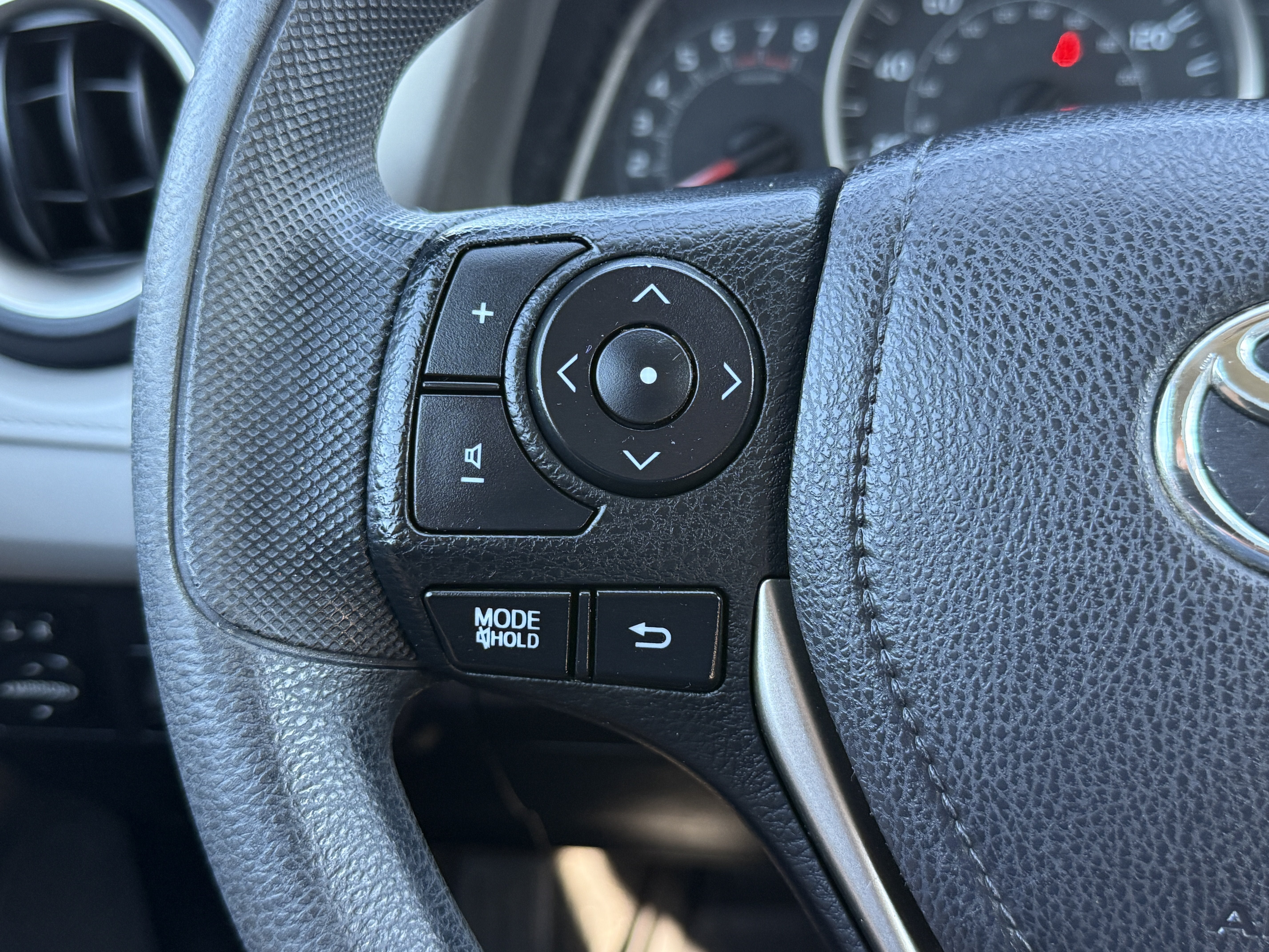 Used 2015 Toyota RAV4 LE AWD/4WD image 23