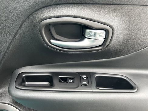 Used 2022 Jeep Renegade Latitude w/ Convenience Group image 18