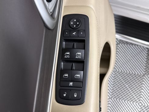 Used 2018 Jeep Grand Cherokee Overland AWD/4WD image 25