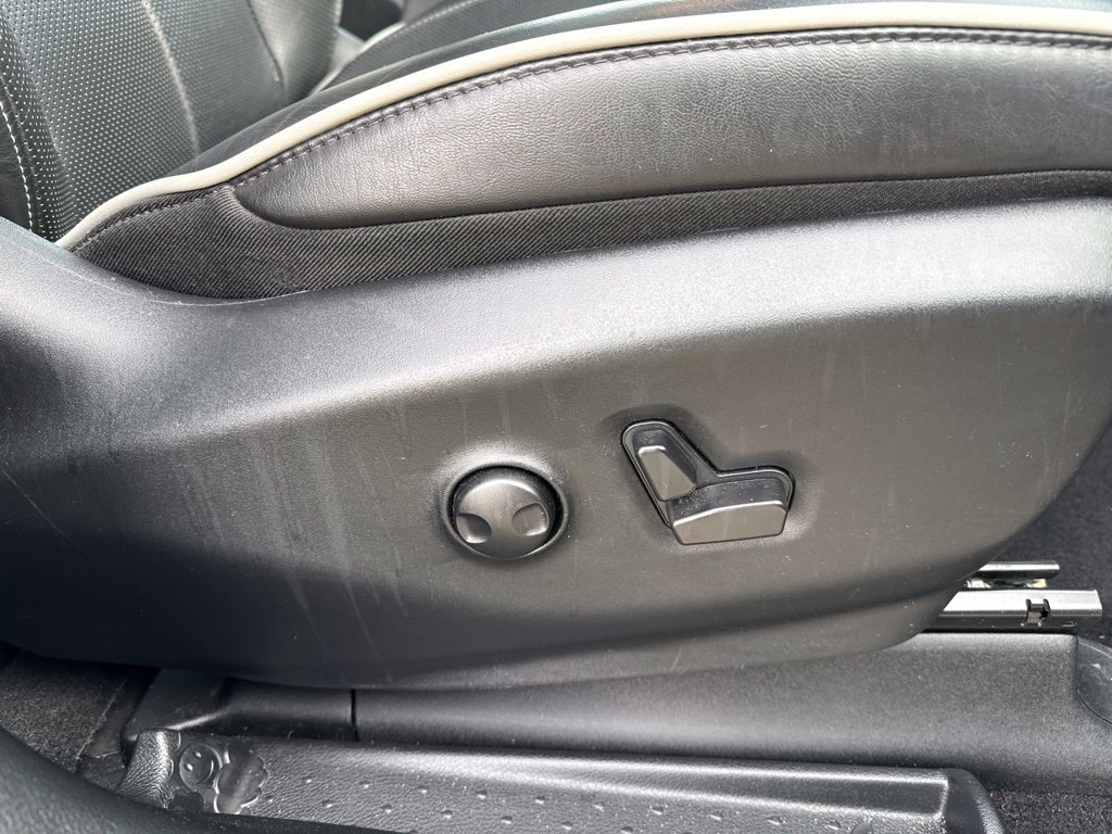 Used 2025 Chrysler Pacifica Limited FWD image 12