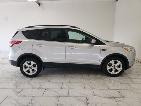Used 2016 Ford Escape SE w/ Equipment Group 201A FWD image 4