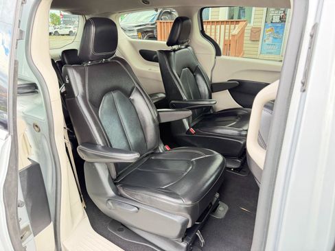 Used 2022 Chrysler Pacifica Touring-L FWD image 43