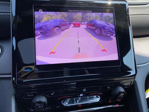 New 2025 Jeep Grand Cherokee Altitude image 11