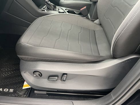 New 2026 Volkswagen Taos SE image 14