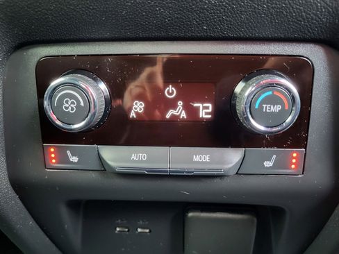 Used 2024 Chevrolet Traverse RS image 28