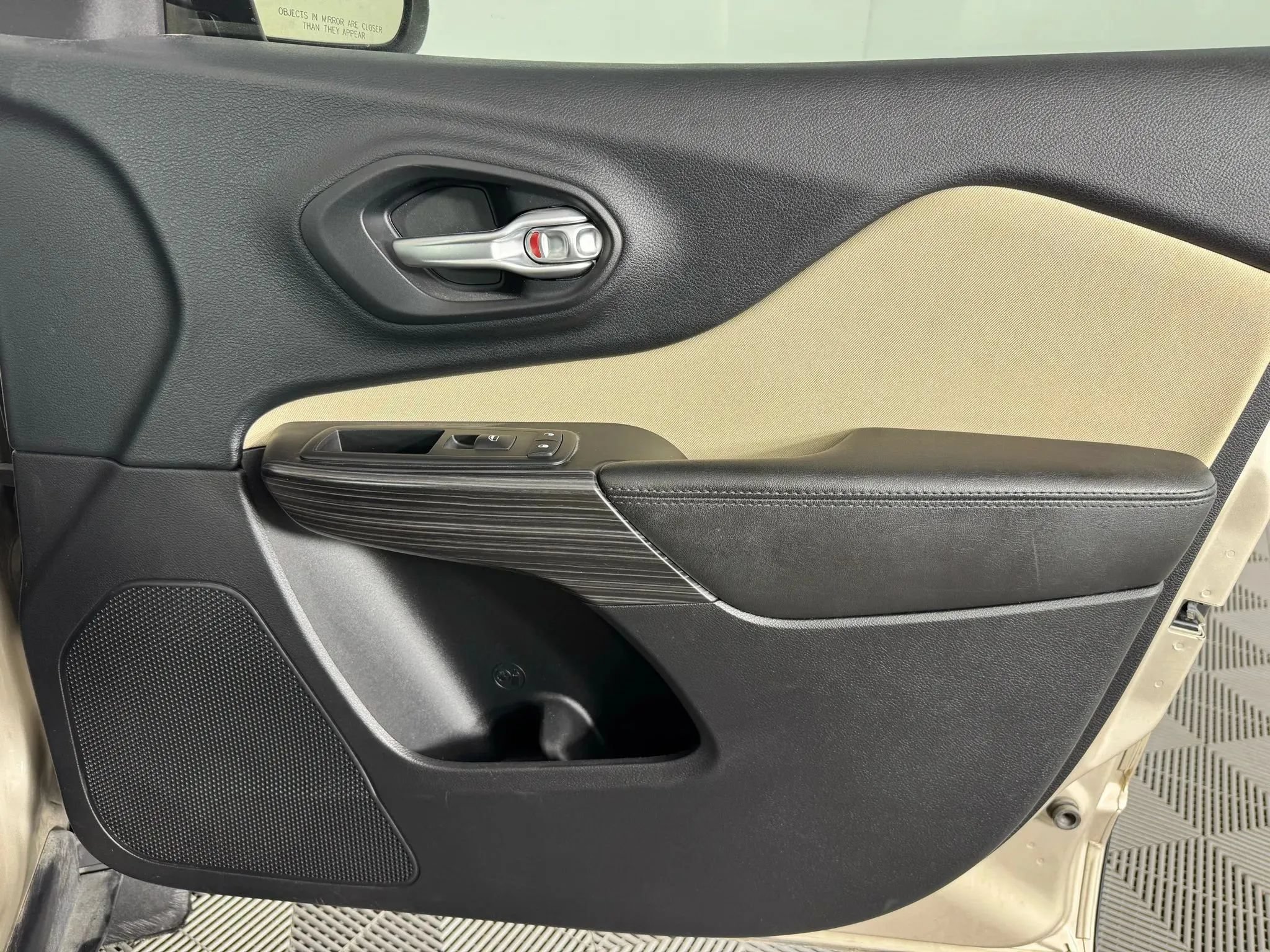 Used 2015 Jeep Cherokee Sport FWD image 35
