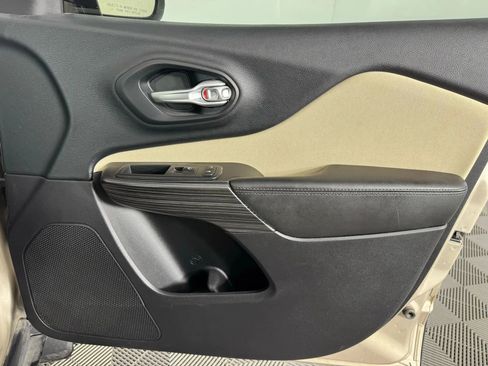 Used 2015 Jeep Cherokee Sport image 35