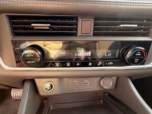 Used 2023 Nissan Rogue SV FWD image 32