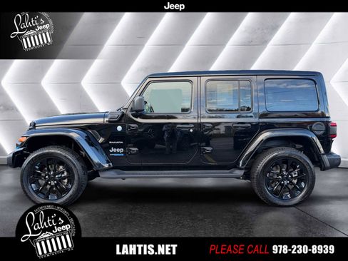 Used 2022 Jeep Wrangler Unlimited Sahara image 3