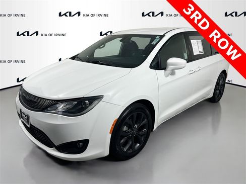 Used 2020 Chrysler Pacifica Touring w/ S Appearance Package image 3