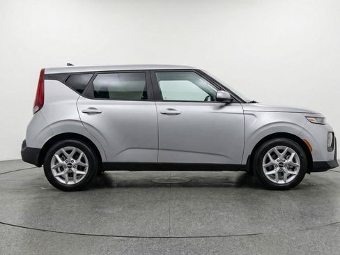 Used 2025 Kia Soul LX w/ LX Technology Package FWD image 11