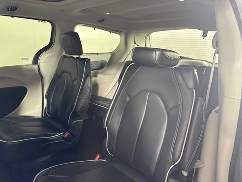 Used 2024 Chrysler Pacifica Limited FWD image 11