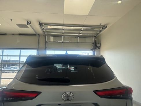 Used 2022 Toyota Highlander LE FWD image 16
