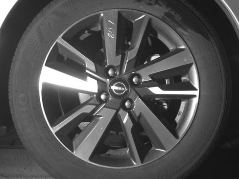 Used 2025 Nissan Versa SV image 13