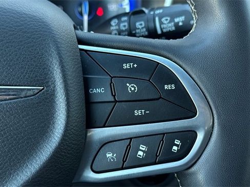 Used 2024 Chrysler Pacifica Touring-L image 30