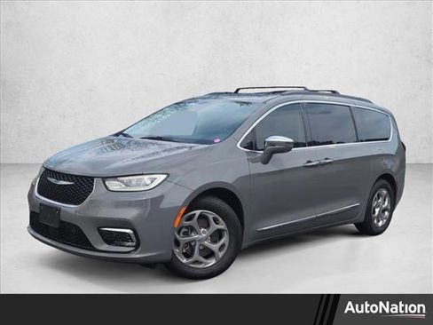 Used 2022 Chrysler Pacifica Limited image 1