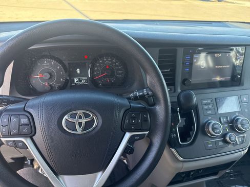 Used 2015 Toyota Sienna LE image 17