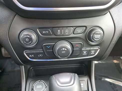Used 2020 Jeep Cherokee Latitude Plus w/ Cold Weather Group AWD/4WD image 20
