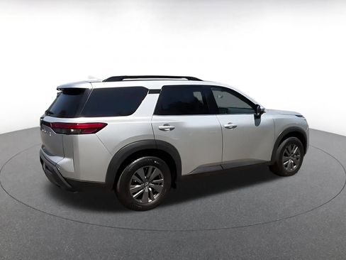 Used 2025 Nissan Pathfinder SV image 14