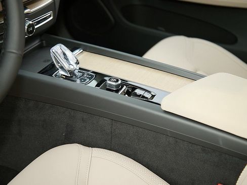 New 2026 Volvo XC60 B5 Plus w/ Protection Package Premier image 16