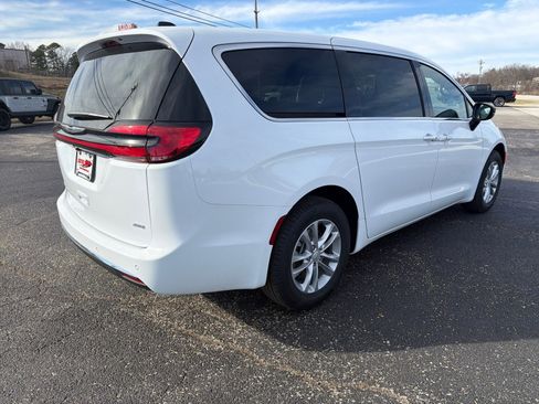 New 2026 Chrysler Pacifica Select image 7