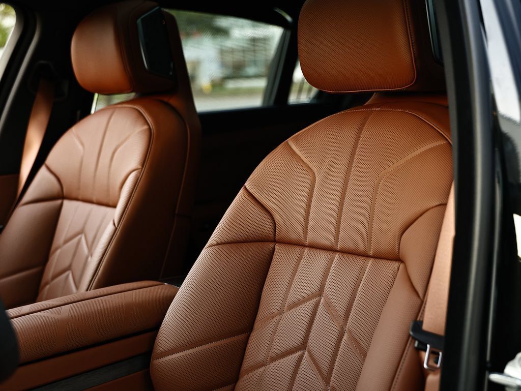 New 2027 BMW 740i w/ Executive Package RWD image 22