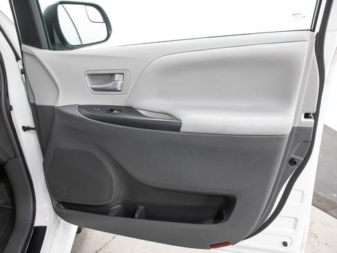Used 2018 Toyota Sienna LE AWD/4WD image 11