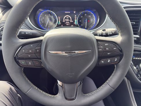 Used 2025 Chrysler Pacifica Limited image 22