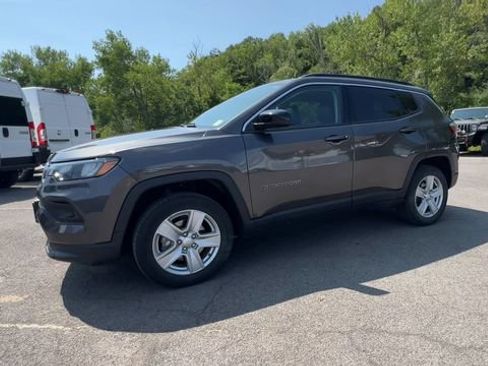 Used 2022 Jeep Compass Latitude w/ Convenience Group AWD/4WD image 4