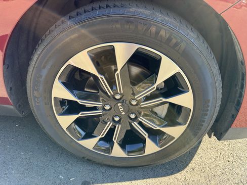 Used 2024 Kia Carnival EX image 29