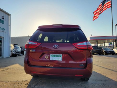 Used 2018 Toyota Sienna LE w/ Carpet Mat Package FWD image 6