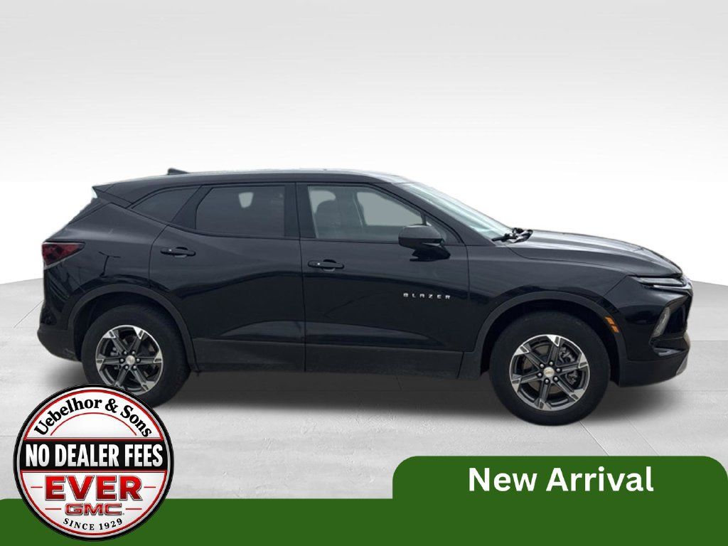 Used 2025 Chevrolet Blazer LT FWD image 4