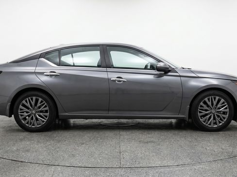Used 2025 Nissan Altima 2.5 SV image 11