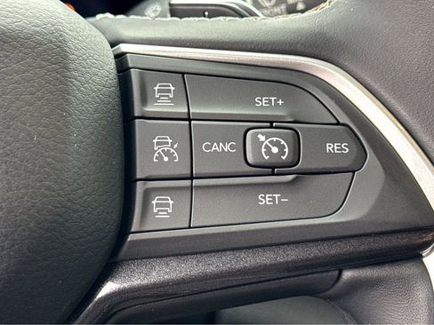 Used 2021 Jeep Grand Cherokee L Laredo image 18