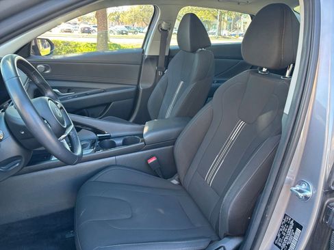 Used 2025 Hyundai Elantra SEL image 31