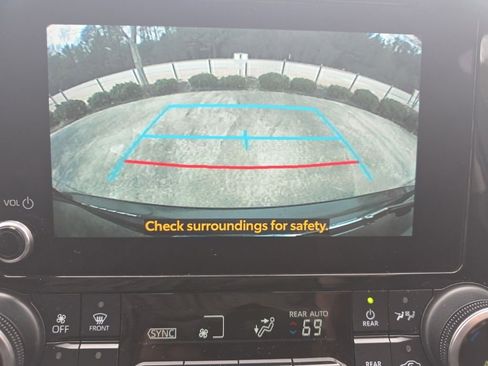 Used 2024 Toyota Highlander LE image 34