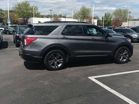 Used 2023 Ford Explorer XLT w/ Equipment Group 202A AWD/4WD image 4