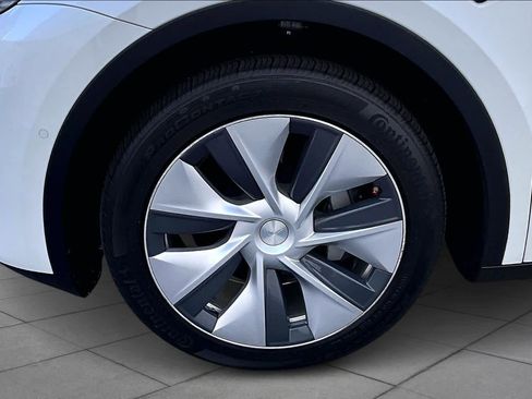 Used 2021 Tesla Model Y Long Range image 9