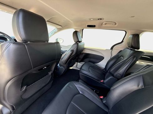 Used 2024 Chrysler Pacifica Limited FWD image 19