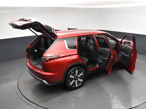 Used 2025 Mitsubishi Outlander SE image 24