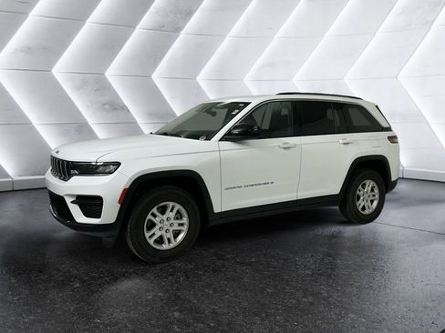 Used 2024 Jeep Grand Cherokee Laredo RWD image 3