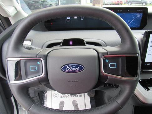 Used 2025 Ford Expedition Active AWD/4WD image 12