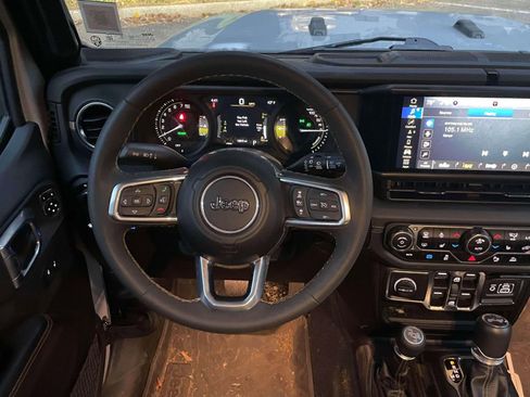 Used 2024 Jeep Wrangler Unlimited Sahara w/ Technology Group image 13