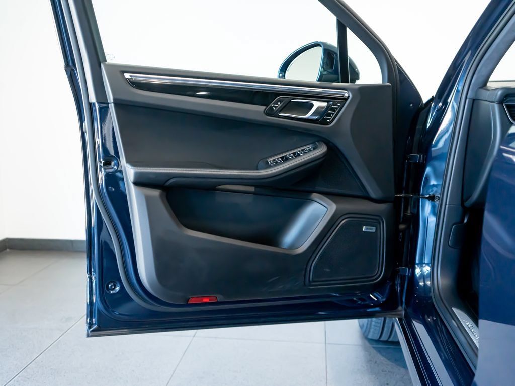 Used 2015 Porsche Macan Turbo AWD/4WD image 12